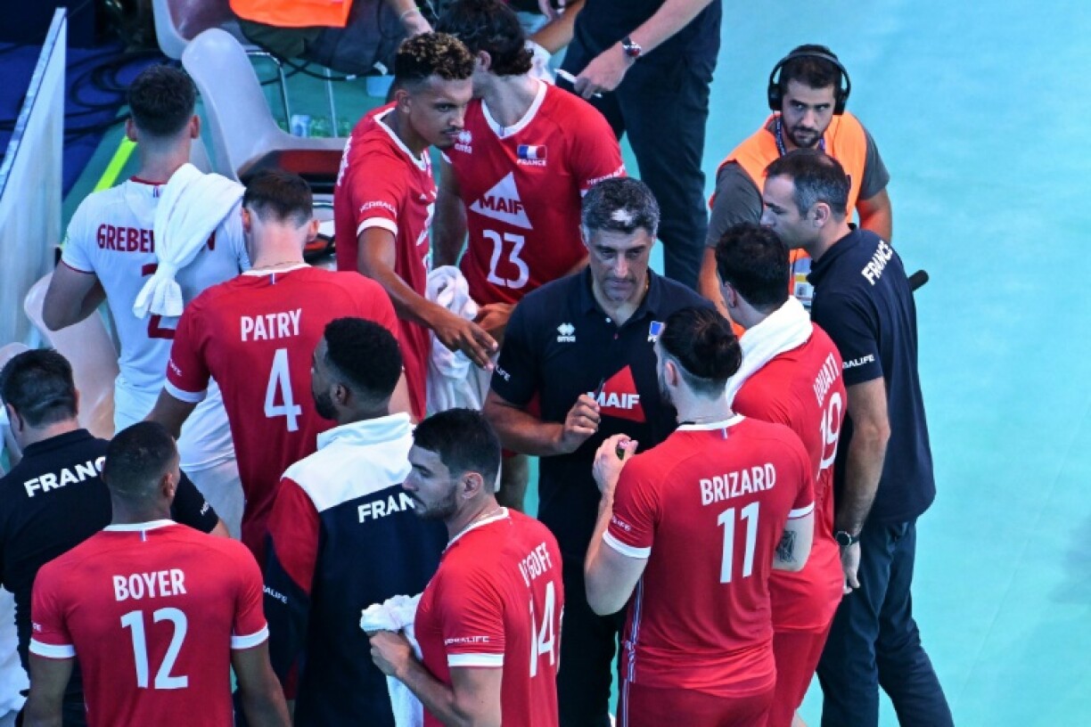 Andrea Giani (au centre), le sélectionneur italien de l'équipe de France de volley, et ses joueurs lors de la demi-finale de l'Euro-2023 perdue face à l'Italie le 14 septembre 2023 à Rome