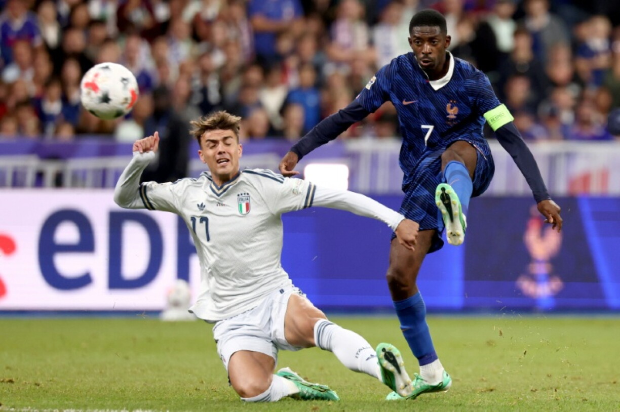 Le Français Ousmane Dembelé (à droite) au duel avec l'Italien Daniel Maldini (à gauche), à l'occasion du match nul entre la France et l'Italie comptant pour la 3e journée de la Ligue des nations, le 2 octobre 2026 à Saint-Denis