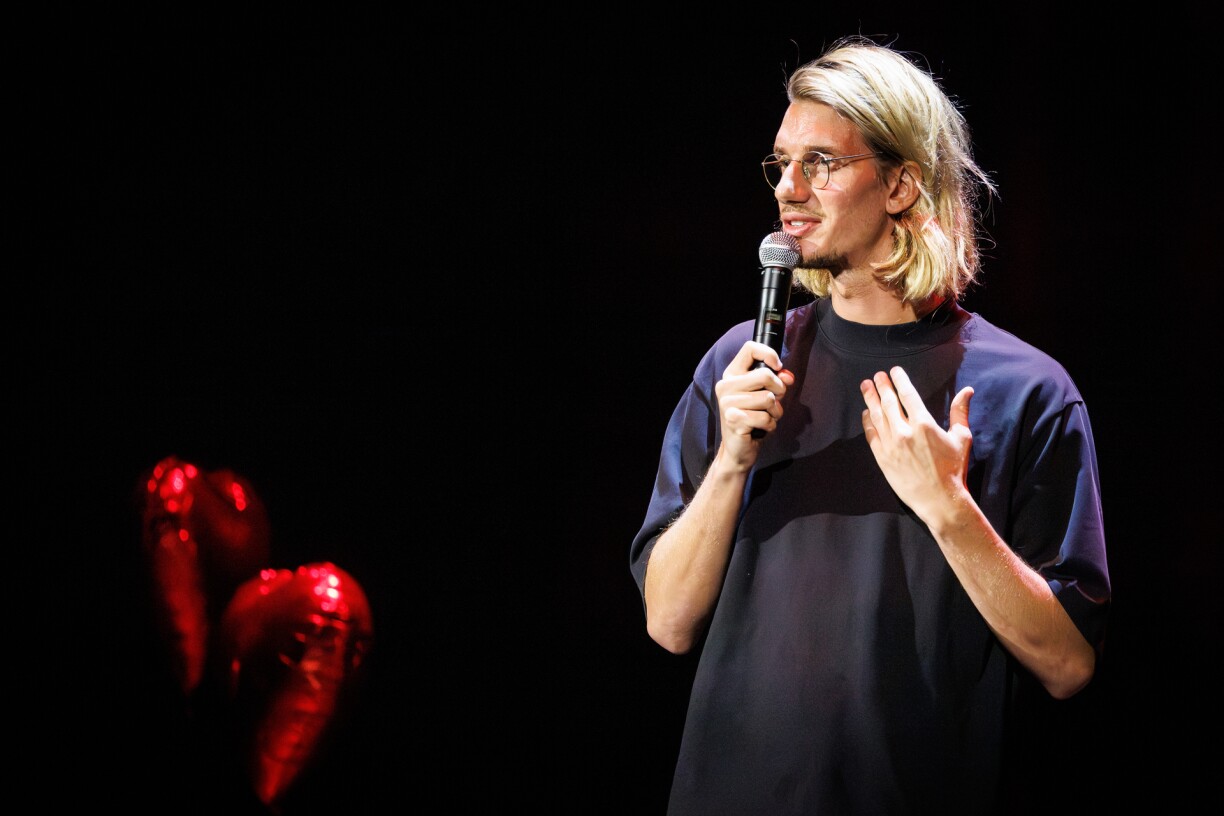 Paul Mirabel sur la scène du Casino 2000, samedi 8 novembre 2025.