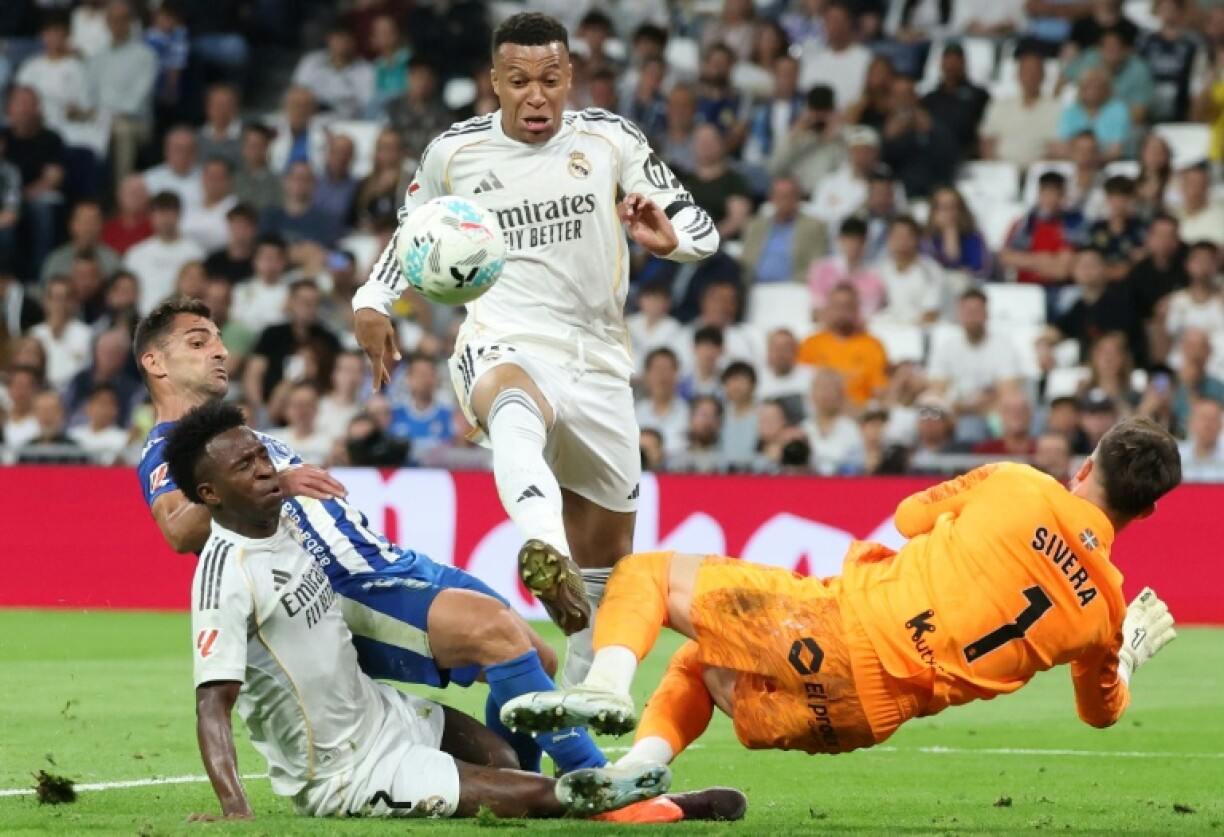 Kylian Mbappé (C) et Vinicius Jr (G), buteurs lors de la victoire du Real Madrid contre Alavès (2-1) en Liga, le 21 avril 2026 au stade Santiago Bernabeu