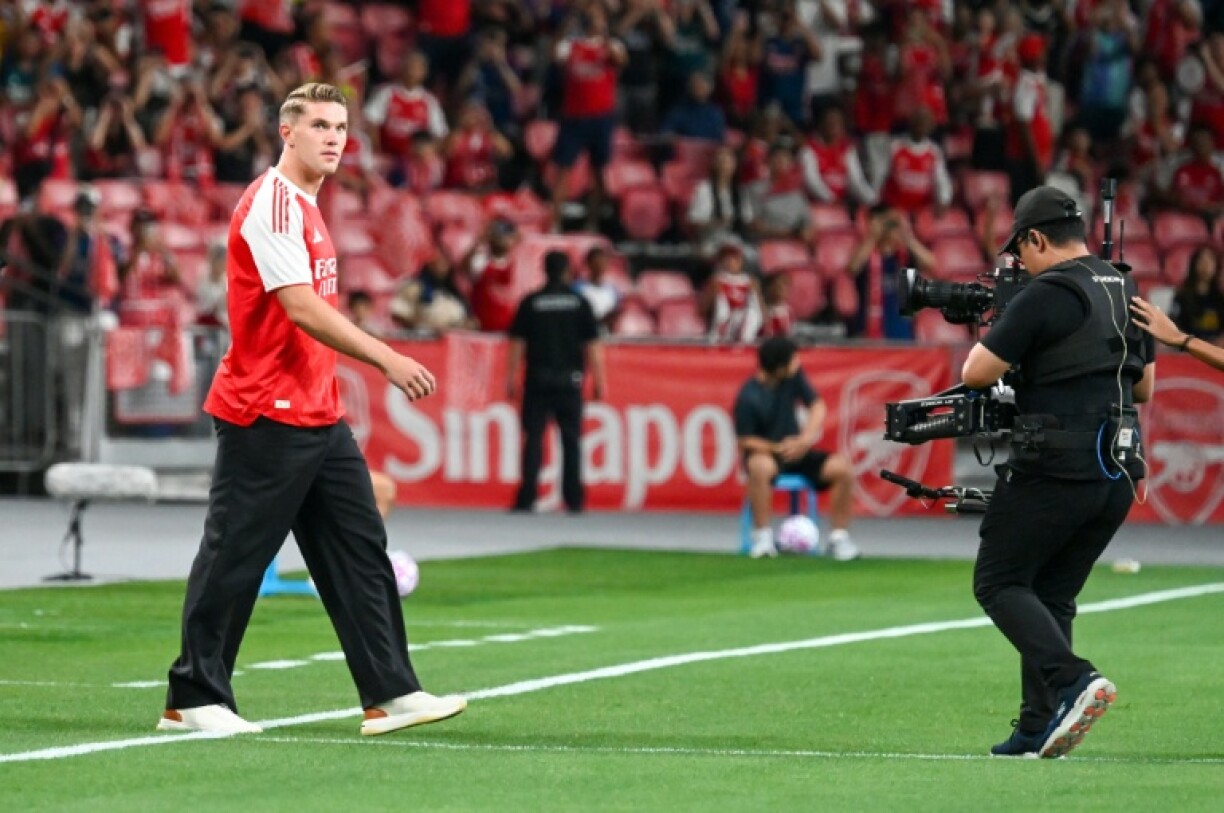 Viktor Gyokeres walks on the field before the match against Newcastle in Singapore