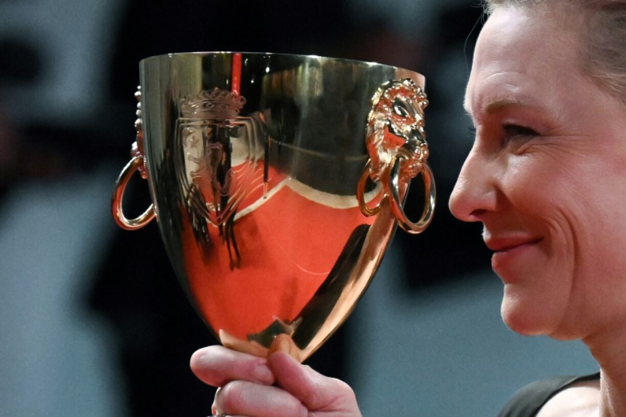 Cate Blanchett avec la Coppa Volpi de la meilleure actrice dans