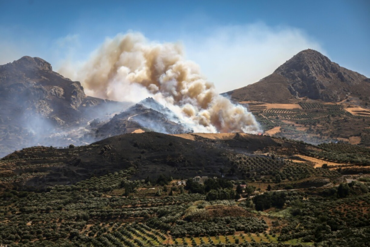 In Griechenland sind neue Waldbrände ausgebrochen und von Wind angefacht worden. Die Feuerwehr gab an, im Verlauf von 24 Stunden hätten sich 51 neue Feuer gebildet. Auch in der Westtürkei brach bei hohen Temperaturen und Wind ein neuer Waldbrand aus.