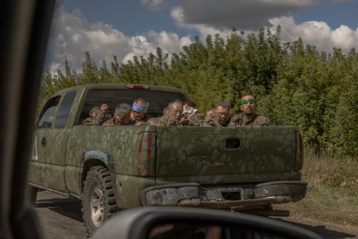 Un véhicule militaire ukrainien, provenant de la frontière russe et transportant des hommes en uniforme russe aux yeux bandés, le 13 août 2024 dans la région de Soumy en Ukraine
