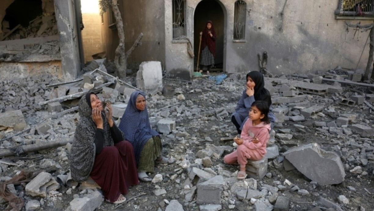 Des Palestiniennes sont assises sur le site d’une frappe israélienne à Jabalia, dans le centre de la bande de Gaza, le 30 mai 2025, sur fond de guerre entre Israël et le mouvement islamiste palestinien Hamas