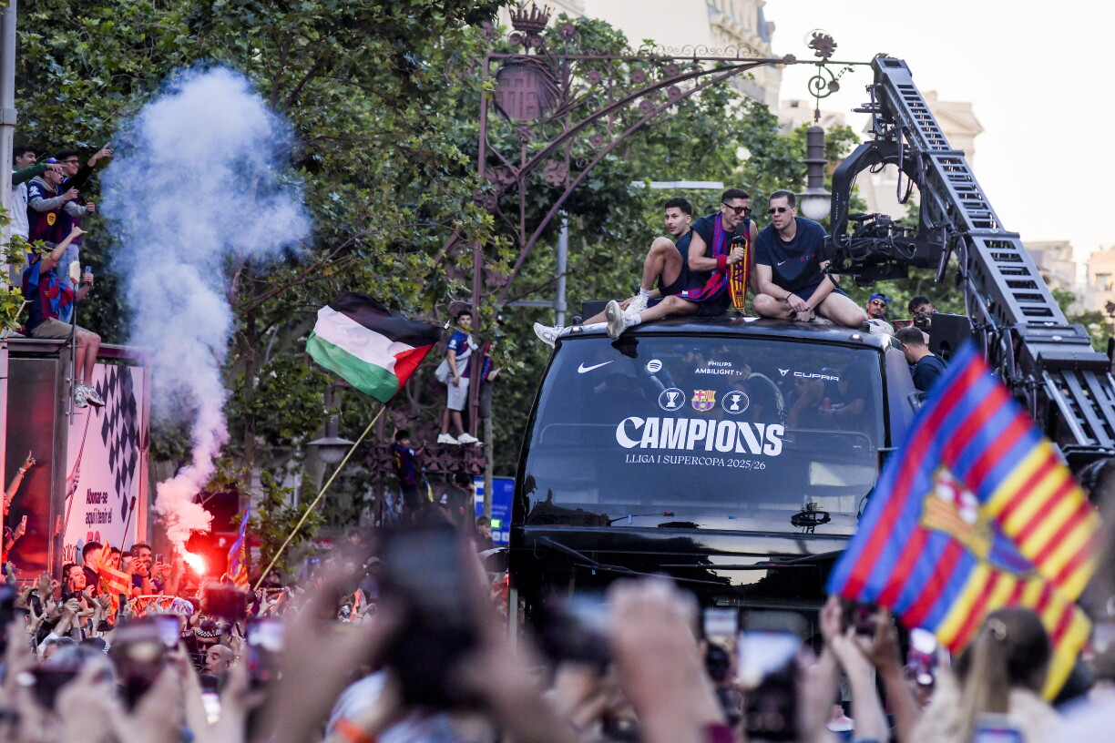 De Bus vum FC Barcelona mat der Opschrëft "Campions" fiert bei der Parad duerch déi katalanesch Haaptstad.