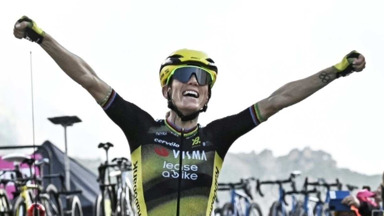 La Français Pauline Ferrand-Prévot célèbre sa victoire lors de la 8e étape du Tour de France féminin entre Chambéry et Saint-François-Longchamp le 2 août 2025