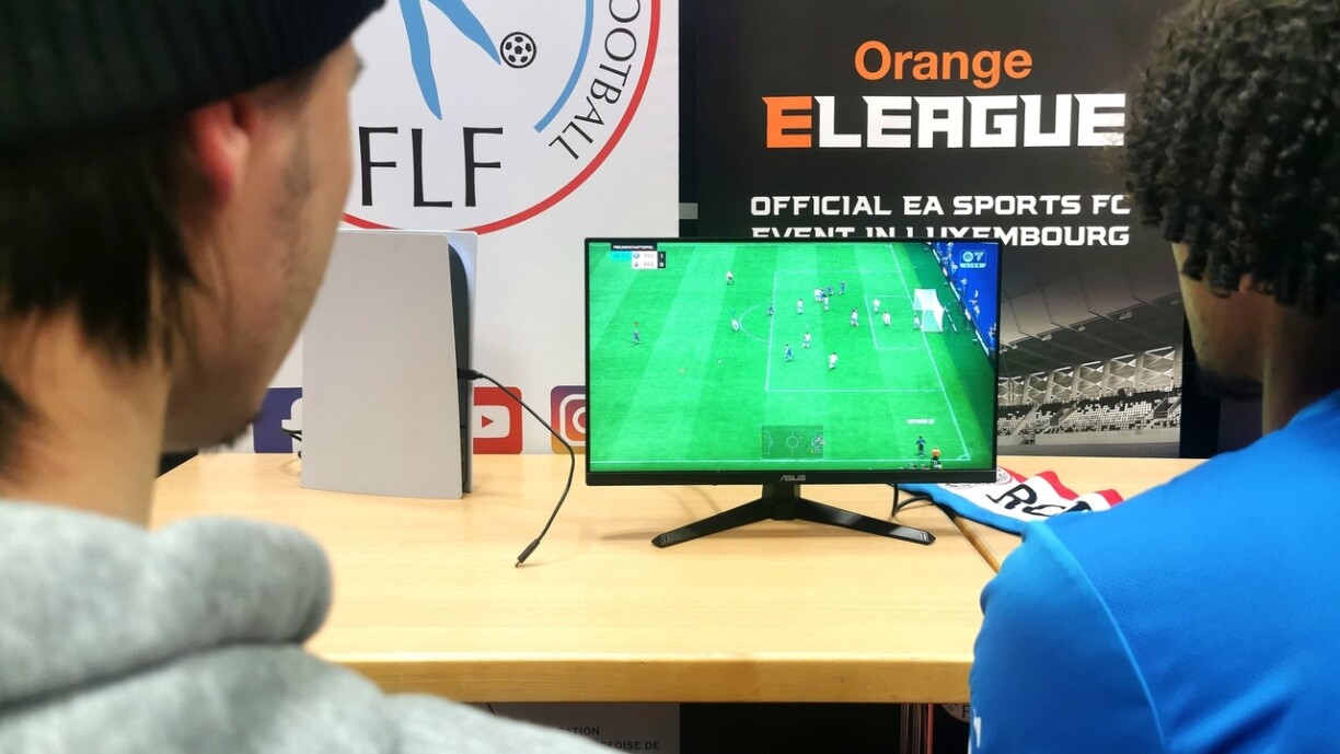 Les joueurs de l'Orange Eleague s'affrontent sur le jeu vidéo