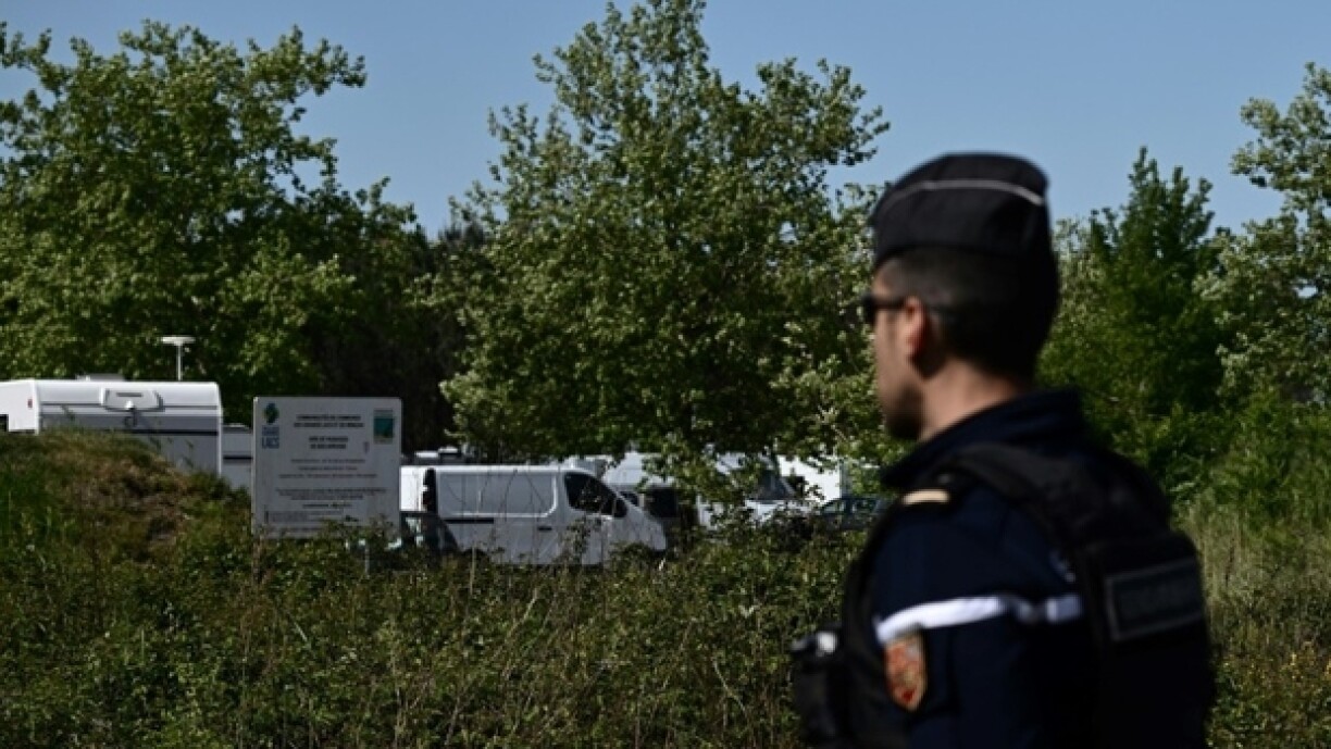 Un gendarme près de l'aire des gens du voyage de Biscarrosse (Landes) où le chanteur Kendji Girac a été blessé par balle le 22 avril 2024