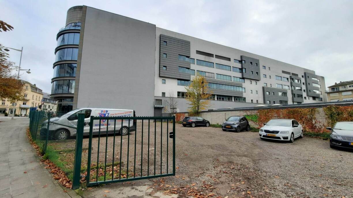 C'est là, sur le parking qui jouxte l'actuel bâtiment, que sera construite l'extension de plus de 4.700 m2. Mais l'accès au public sera maintenu dans l'immeuble actuel.