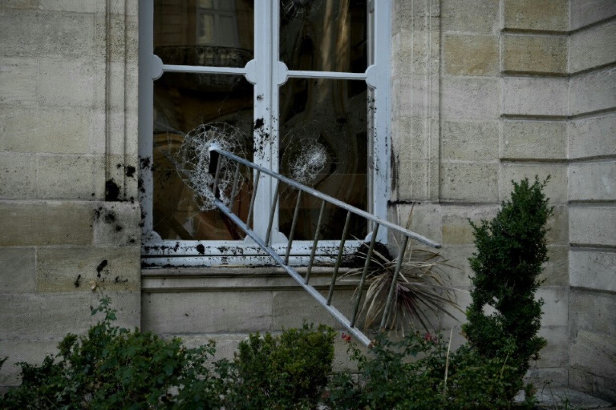 Une échelle enfoncée au travers d'une fenêtre de l'Hôtel de Nesmond, la résidence officielle du préfet de Gironde, à Bordeaux, le 18 octobre 2026