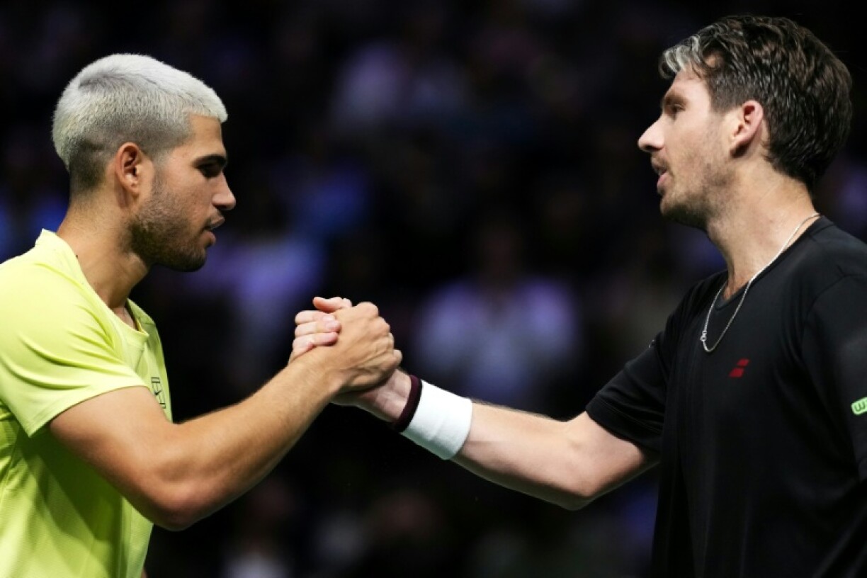 Winner Cameron Norrie of Britain (R) shakes hands with Spain's Carlos Alcaraz