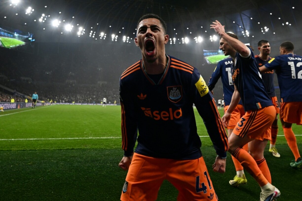 Le milieu de terrain de Newcastle Jacob Ramsey célèbre son but contre Tottenham en Premier League au Tottenham Hotspur Stadium de London, mardi 10 février 2026.