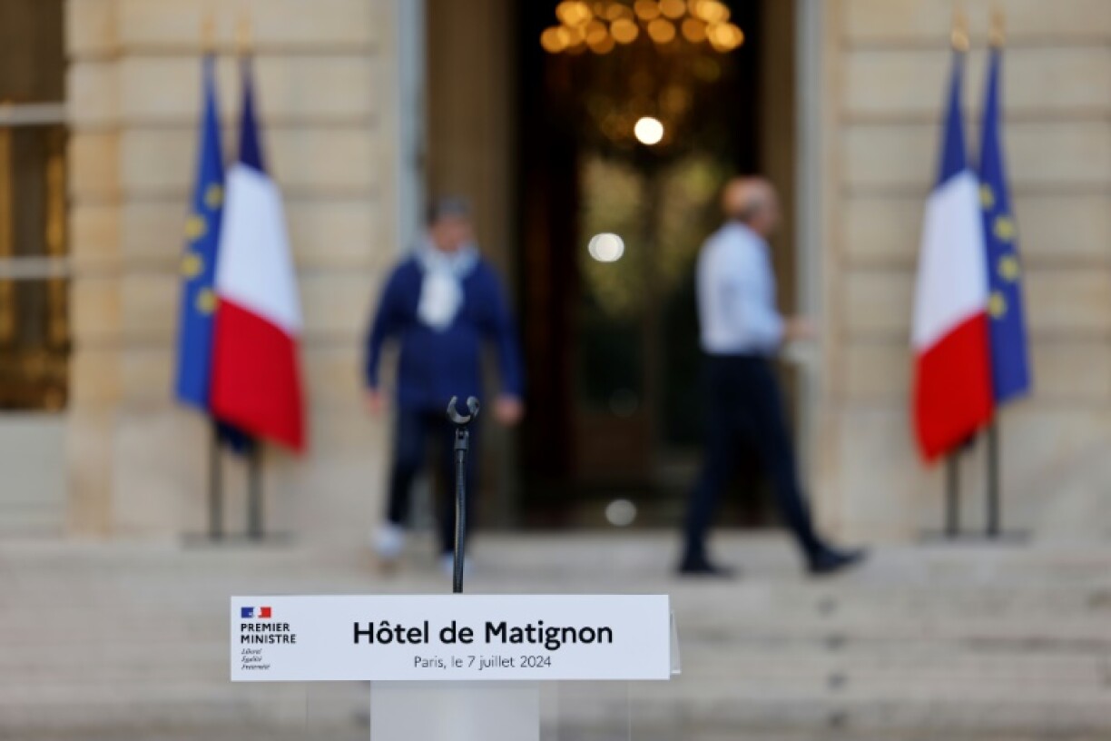 Un pupitre installé à l'Hôtel de Matignon avant une prise de parole de l'actuel Premier ministre Gabriel Attal, le 7 juillet 2024 à Paris