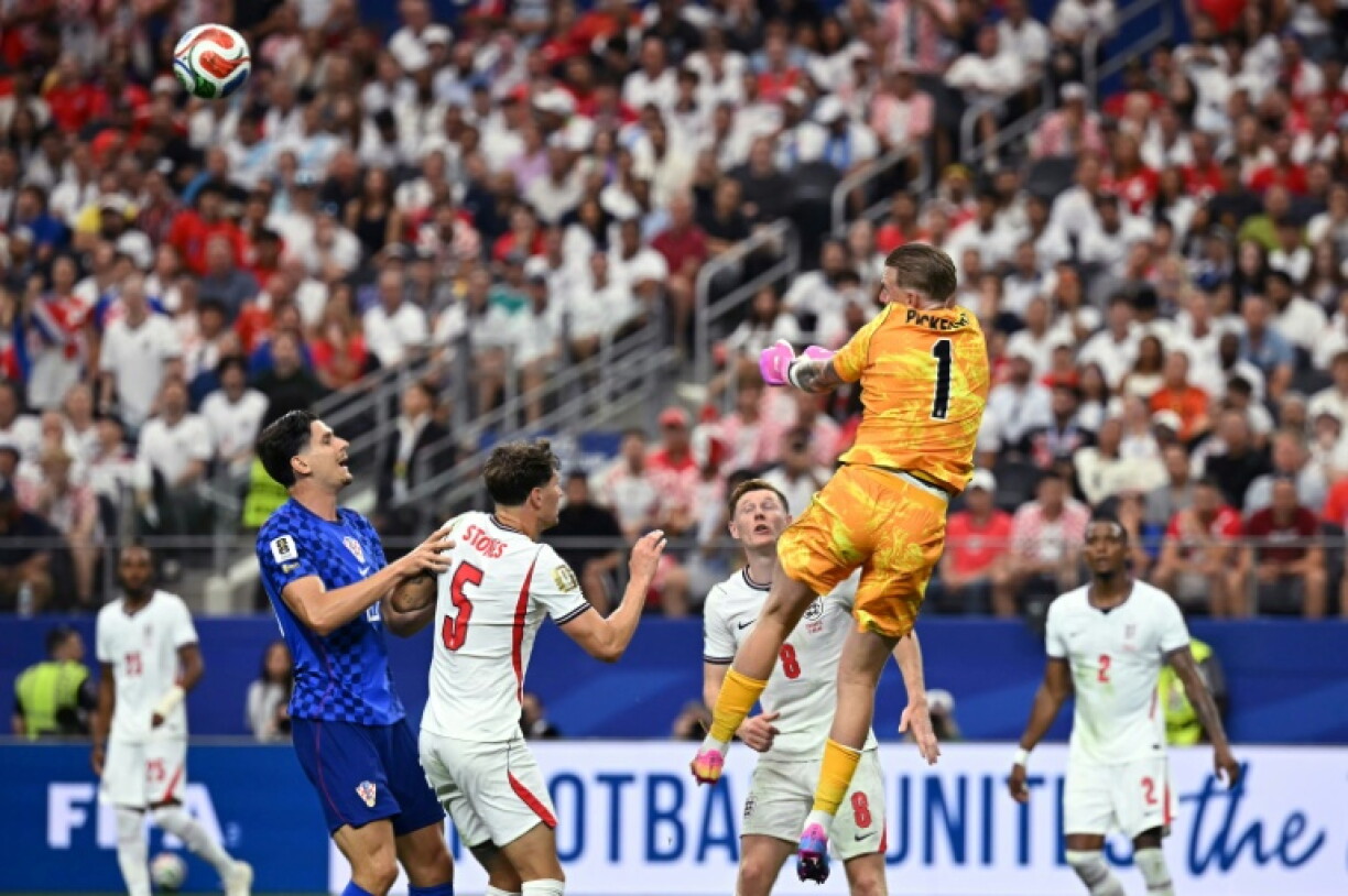 Le gardien anglais Jordan Pickford (deuxième à partir de la droite) saute pour repousser un ballon lors du match de poule de la Coupe du Monde entre Angleterre et Croatie, le 17 juin 2026 à Arlington au Texas