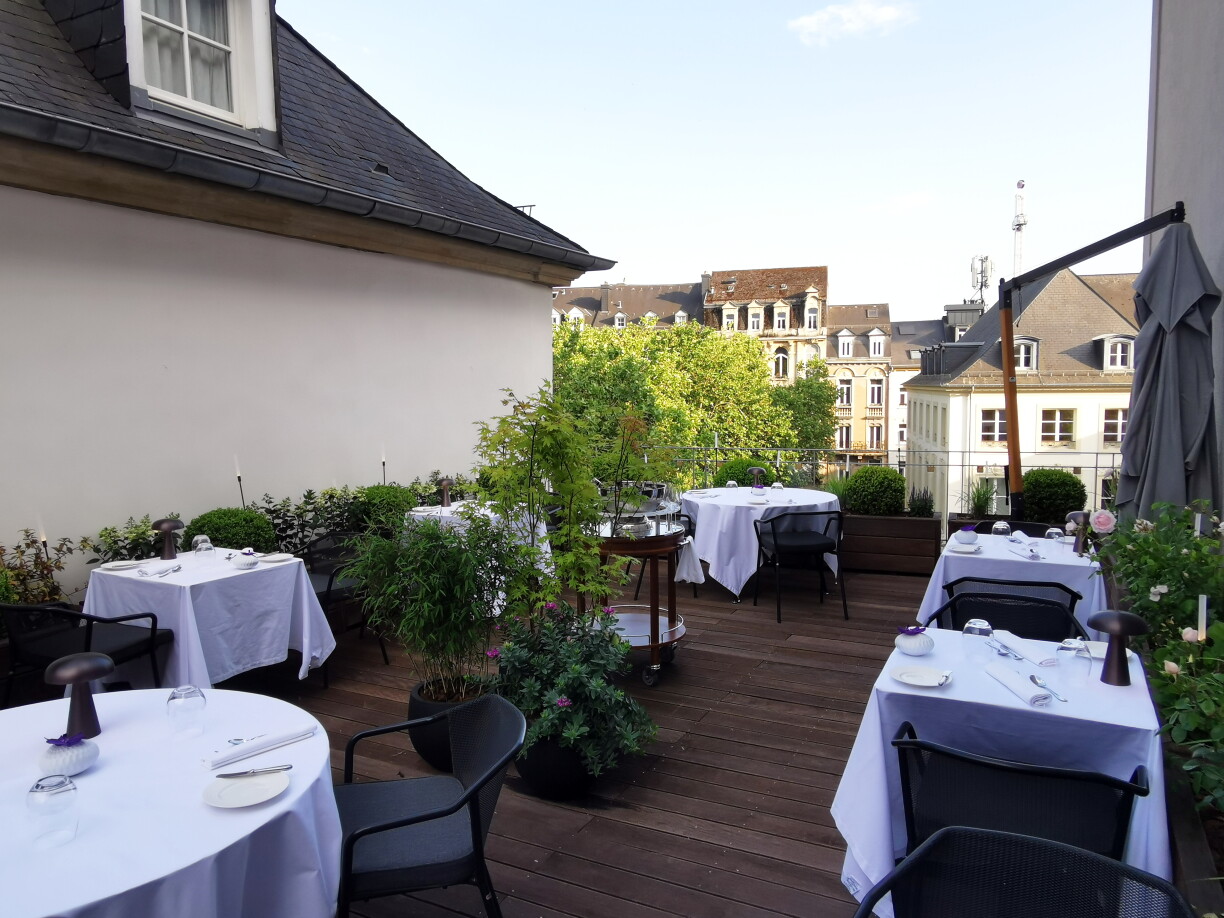 Le rooftop de La Cristallerie, installé en hauteur au coeur de Luxembourg-ville, illustre un format encore rare de restauration gastronomique en extérieur.