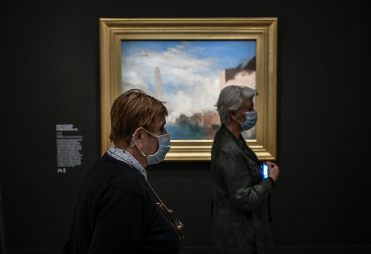 Femmes portant un masque devant un tableau de Turner au musée Jacquemart-André de Paris, le 26 mai 2020