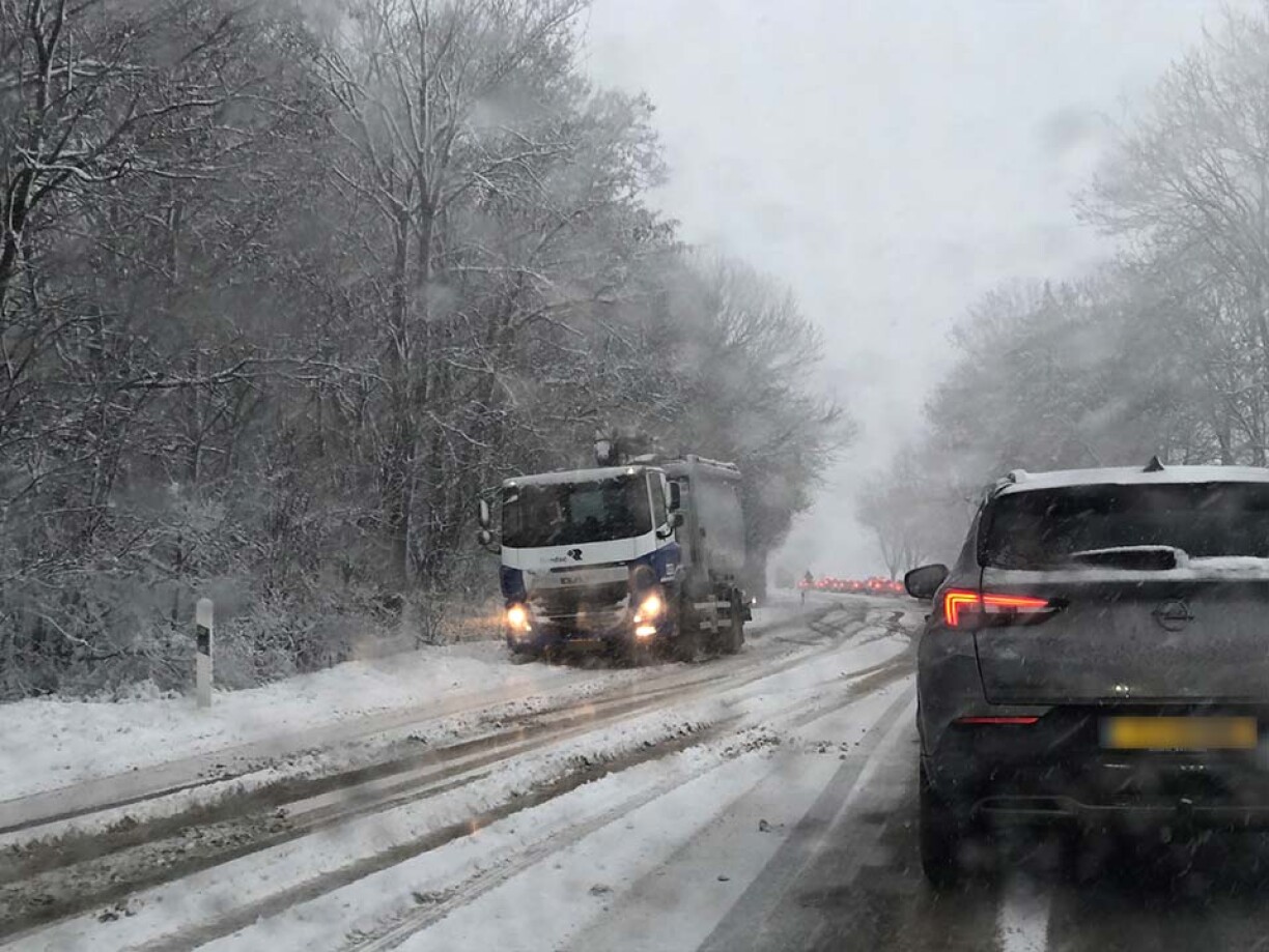 A truck was stuck between Heiderscheid and Niederfeulen on Wednesday morning