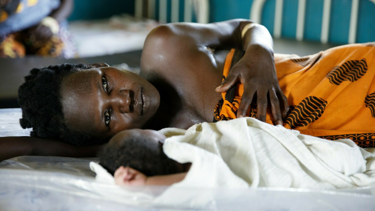 Eng Mamm mat hirem nei gebuerene Kand am Uganda. D'Stierflechkeet ënnert den neie Mamme läit hei am Land besonnesch héich.