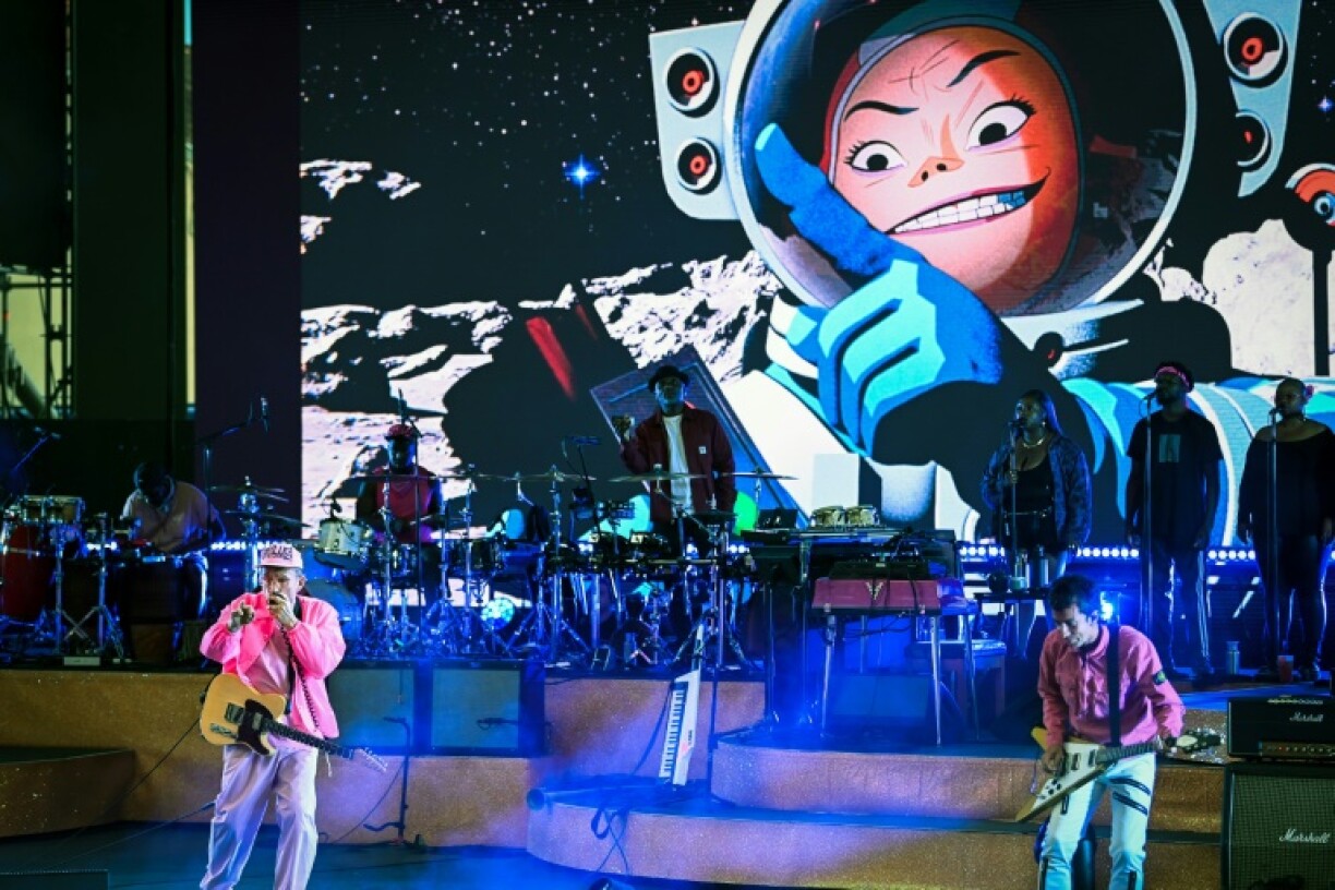 Le chanteur britannique Damon Albarn (g) en concert avec son groupe Gorillaz, le 15 juin 2022 à Vienne, en Autriche