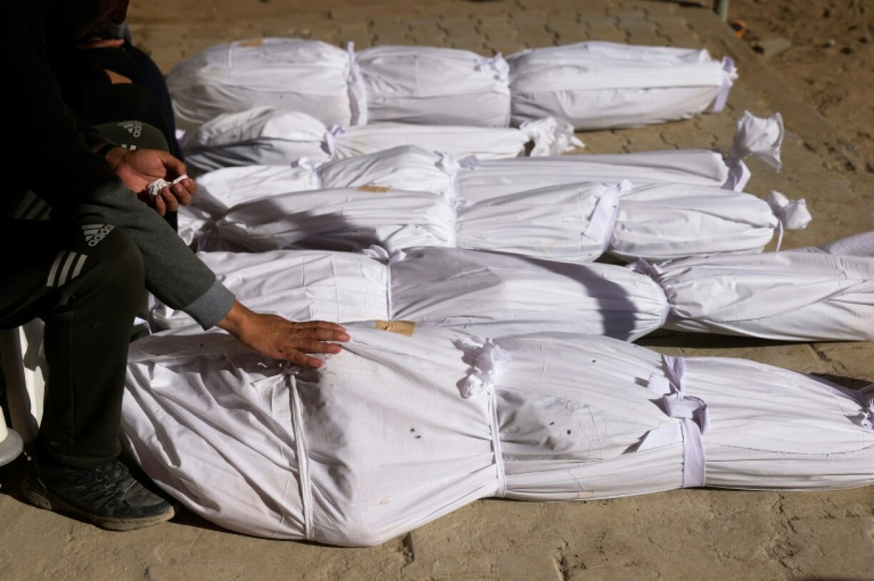 Un Palestinien à côté de corps de proches tués dans une frappe israélienne et transportés à l'hôpital indonésien de Beit Lahia, dans le nord de la bande de Gaza, le 17 avril 2025