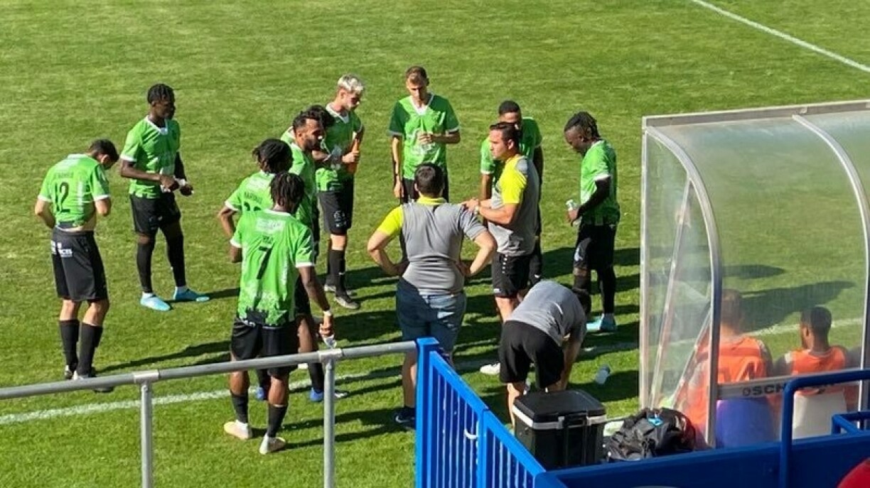 Manu Correia profite de la pause fraîcheur pour replacer ses troupes. Mondorf méritait mieux samedi au Verlorenkost
