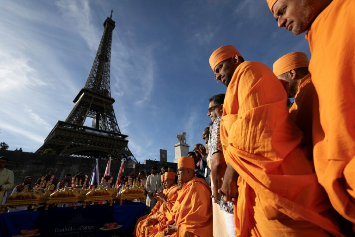 Cérémonie du groupe hindou Bochasanwasi Akshar Purushottam Swaminarayan Sanstha (BAPS) devant la Tour Eiffel à Paris, le 3 septembre 2026