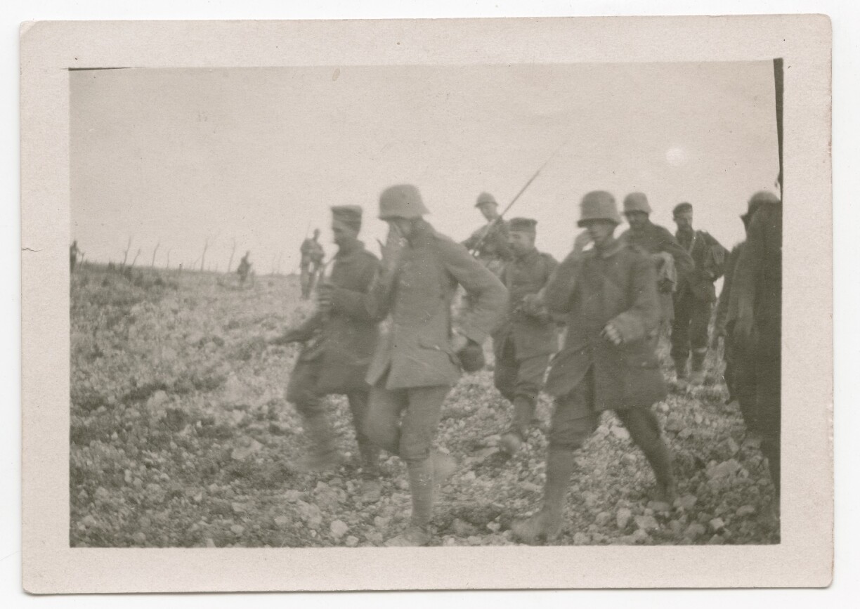 Michel Schmit photographiant la capture de soldats allemands sur le front après l'assaut. Il est le seul légionnaire luxembourgeois qui a transmis son regard sur la guerre au front, car il possédait un appareil photographique.
