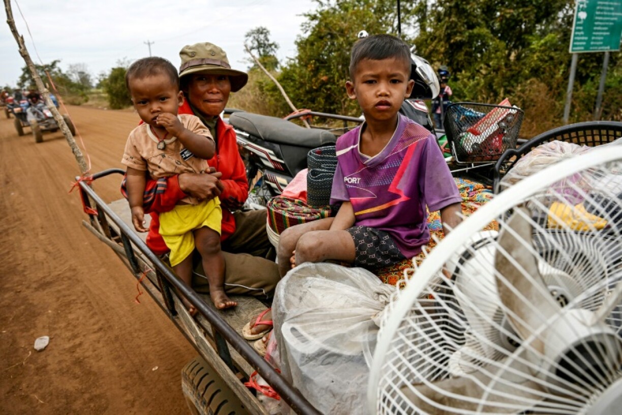 Des personnes fuient avec leurs affaires les affrontements à la frontière Cambodge/Thaïlande dans la province cambodgienne d'Oddar Meanchey le 10 décembre 2025