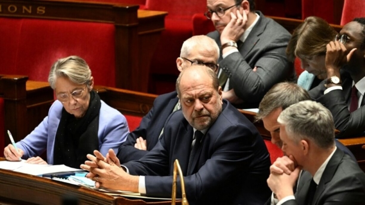 La Première ministre Elisabeth Borne (à gauche) et le ministre de la Justice Eric Dupond-Moretti (centre), le 28 novembre 2022 à l'Assemblée nationale