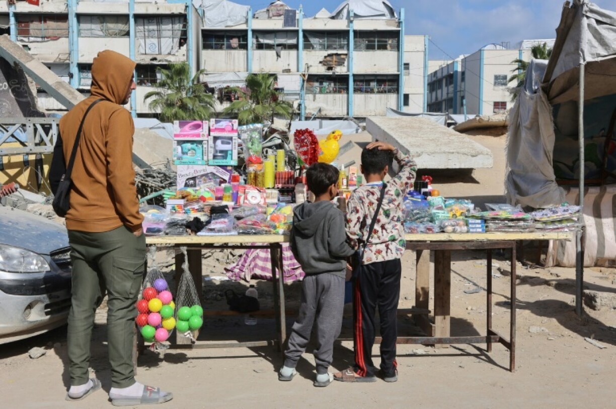 Des enfants devant un stand de jouets, à Gaza-ville, au premier jour de l'Aïd-el-Fitr, le 30 mars 2025