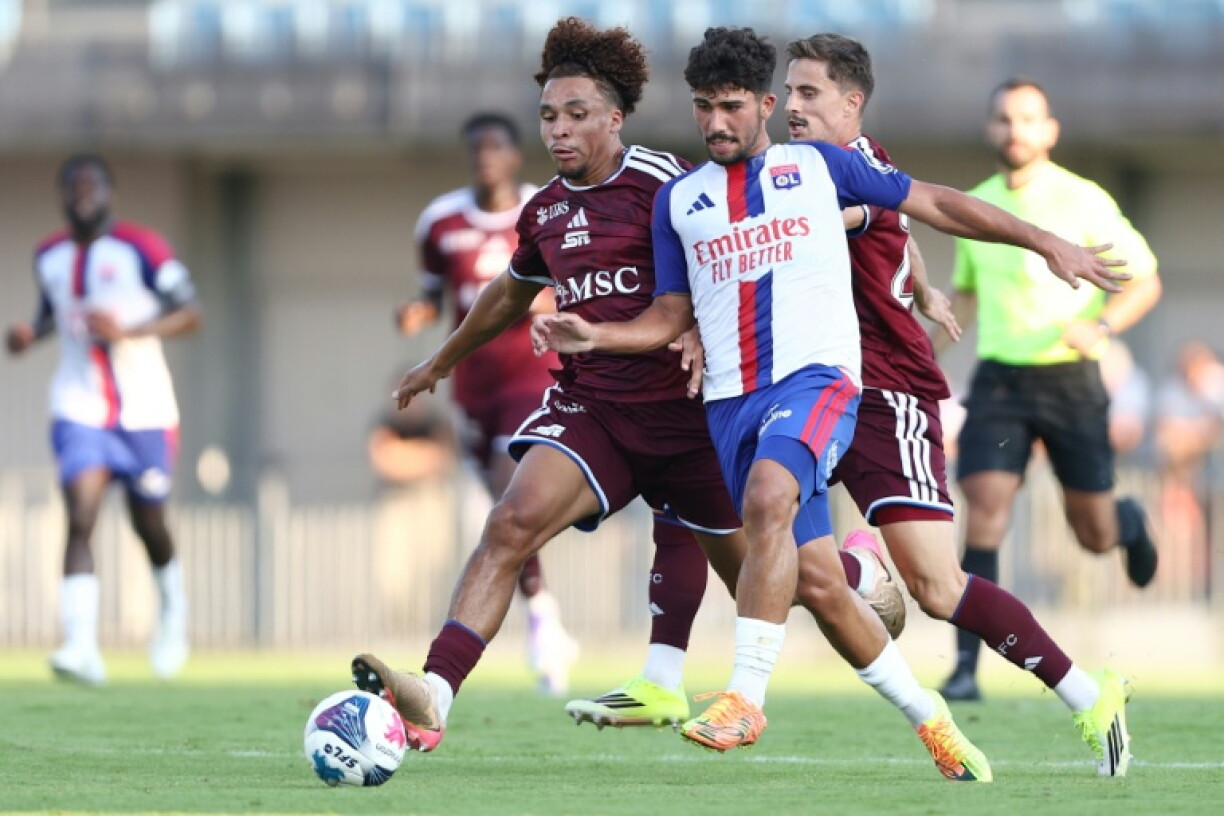 L'attaquant vénézuelien de Lyon Alejandro Gomes Rodriguez (en blanc) lors du match de préparation contre le Servette de Genève au stade Pierre Rajon de Bourgoin-Jallieu le 15 juillet 2026.