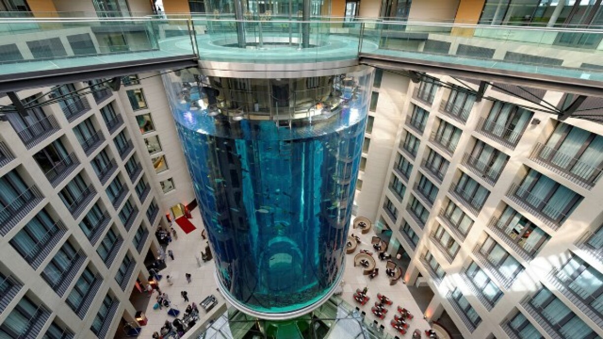 L'aquarium (ici, avant l'explosion) se situe au beau milieu d'un hôtel.