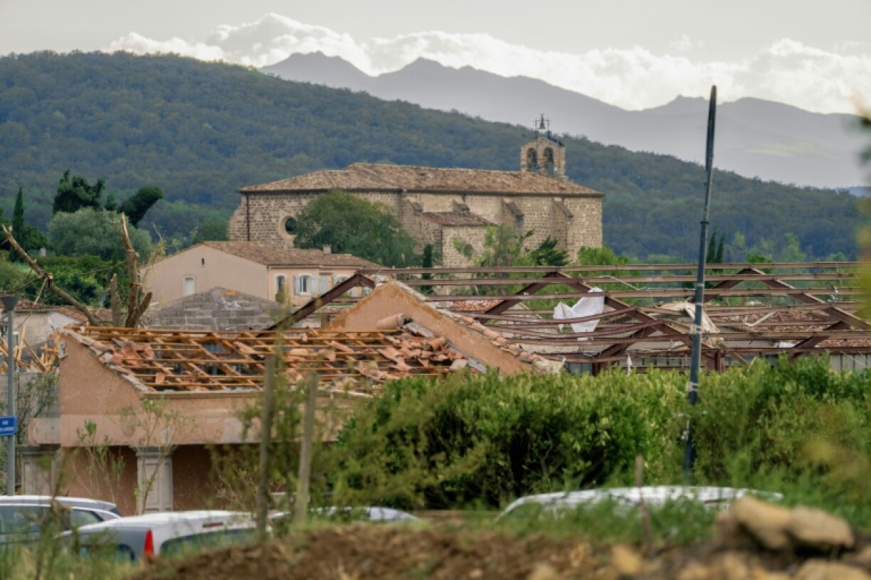 Cette photographie, prise le 24 août 2026, montre des toitures endommagées sur des bâtiments après le passage d'une tornade à Pomas, dans le sud-ouest de la France