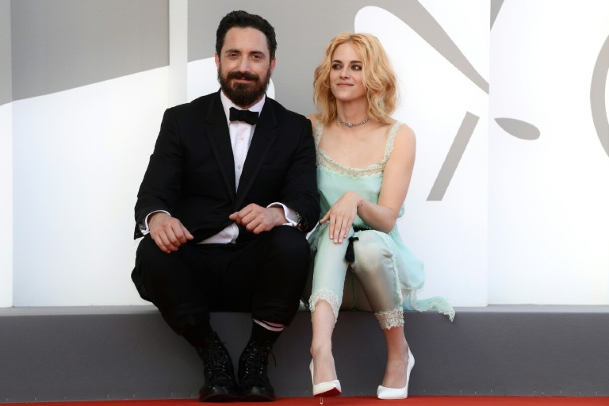 Le réalisateur chilien Pablo Larrain et l'actrice américaine Kristen Stewart posent avant la projection de