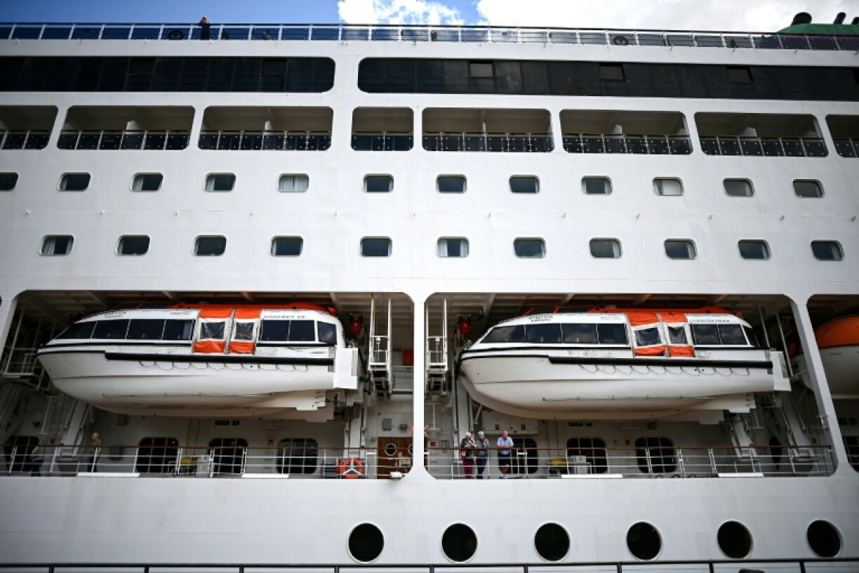 Des passagers du paquebot Ambition, confinés à bord dans le port de Bordeaux, le 13 mai 2026 en Gironde