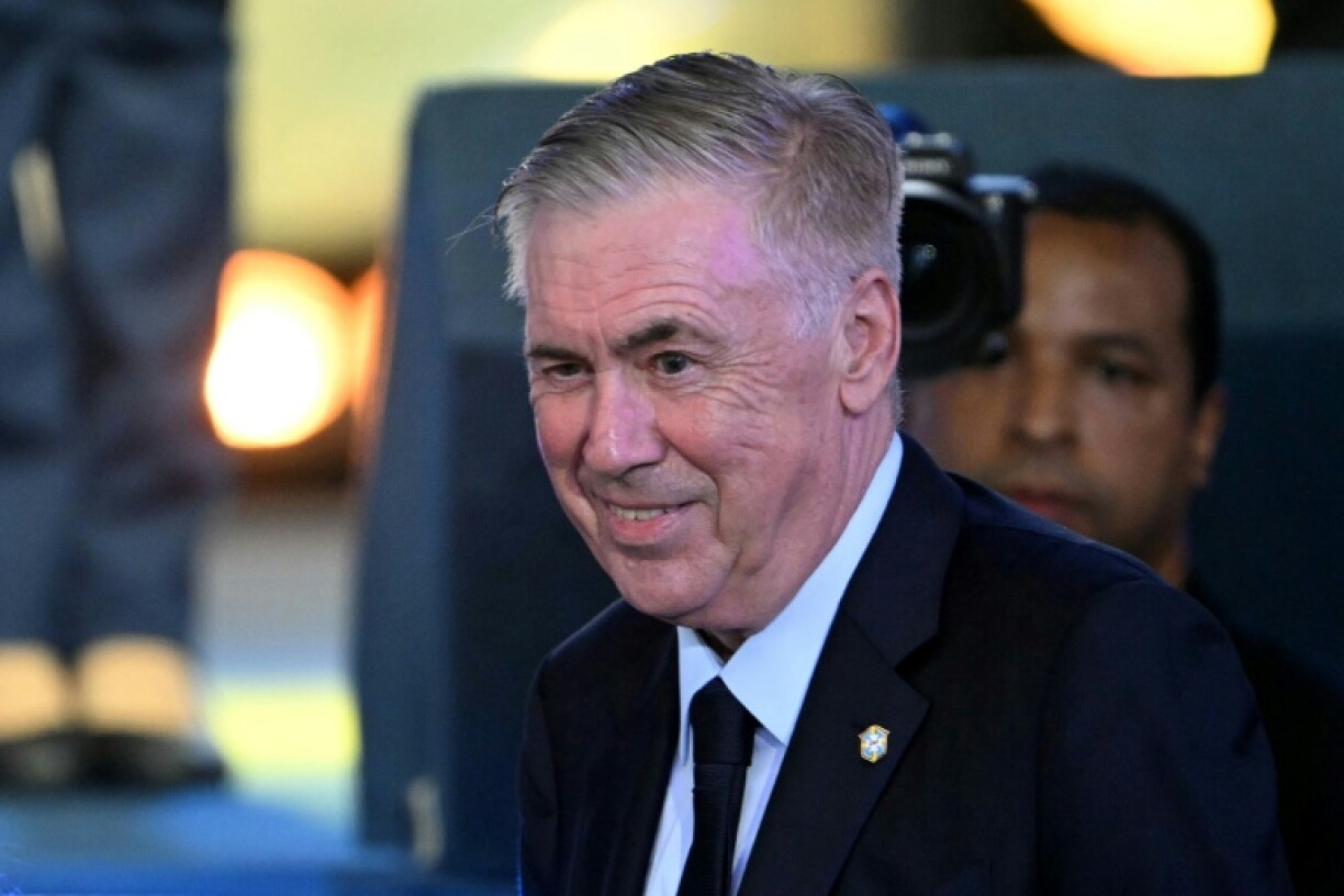 Le sélectionneur du Brésil, Carlo Ancelotti, arrive à la conférence de presse où il va annoncer sa liste de joueurs retenus pour disputer la Coupe du monde, le 18 mai 2026 à Rio de Janeiro
