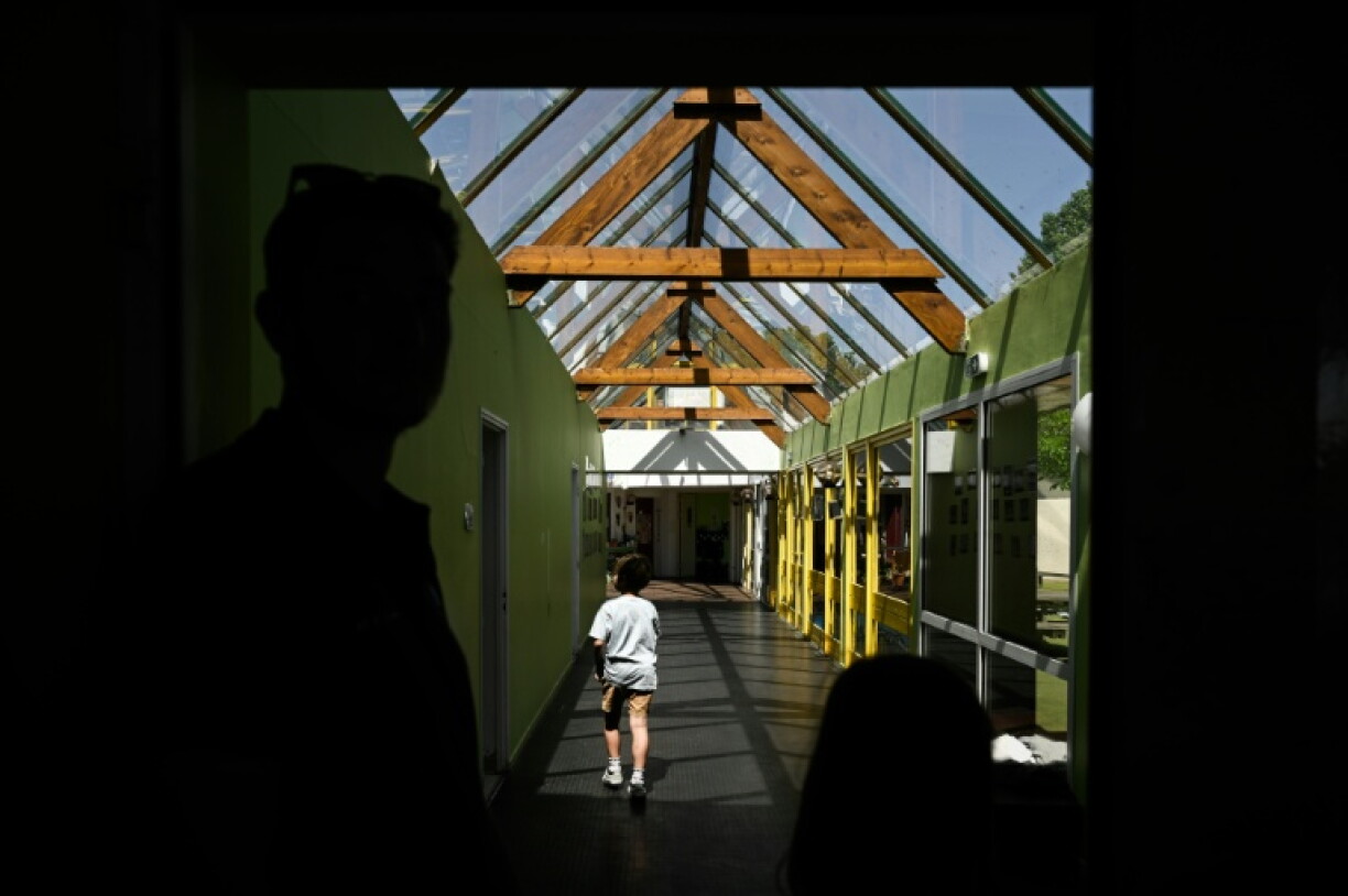 Un enfant le 28 mai 2026 dans une école primaire de Soustons, dans les Landes, qui a fermé ses portes deux après-midi lors d'une vague de chaleur qui a fait grimper les températures jusqu'à 53 °C à l'intérieur