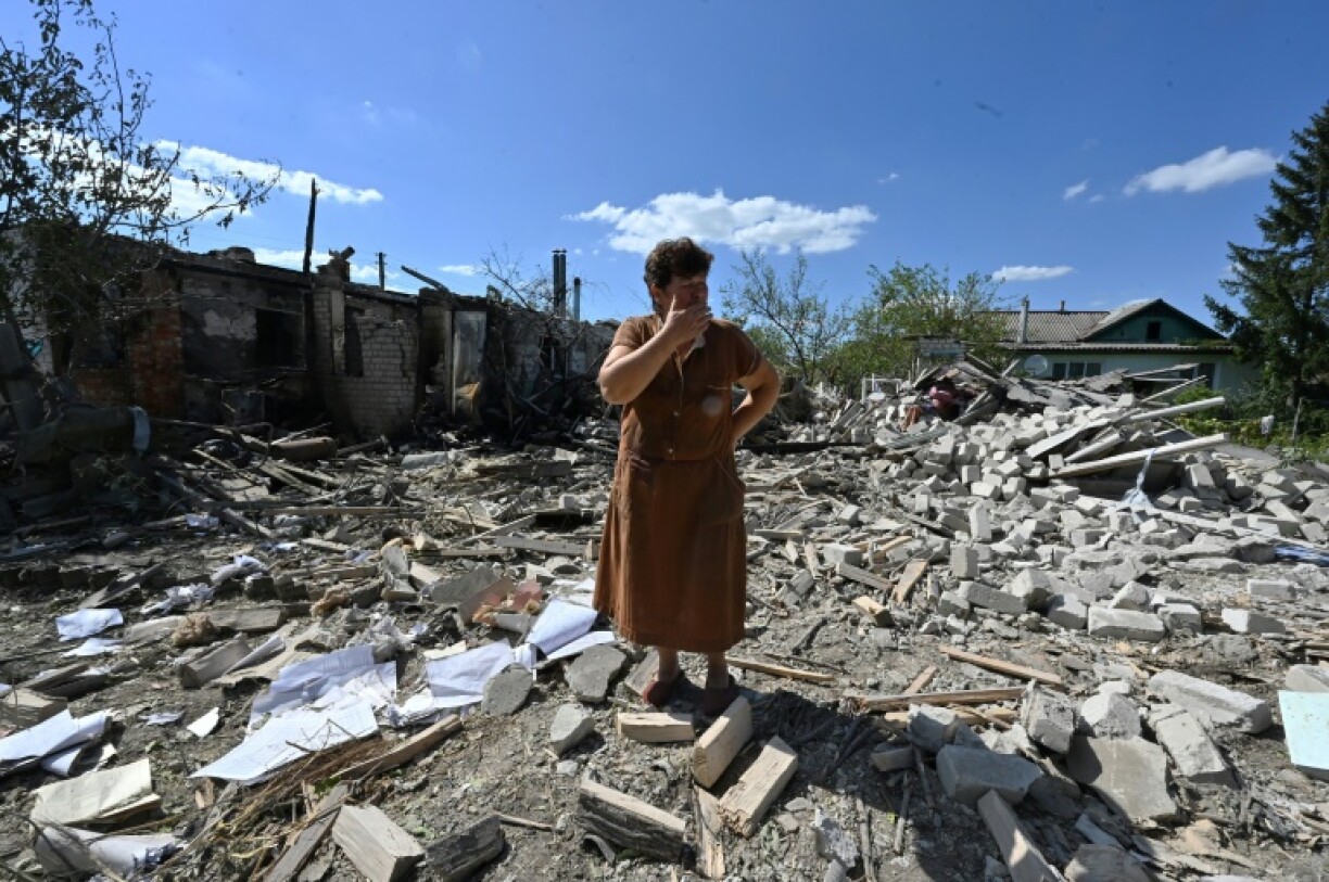Tatiana Skripnikova, 60 ans, devant sa maison détruite dans un village près de Koupiansk, dans l'est de l'Ukraine, le 17 août 2023