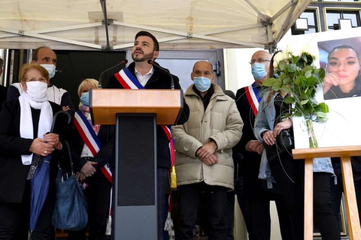 Joséphine di Vincenzo, la grand-mère de Stéphanie, Fabien Engelmann (C), maire de Hayange, et des élus, participent à un cérémonie en hommage à Stéphanie, le 26 mai 2021 à Hayange en Moselle