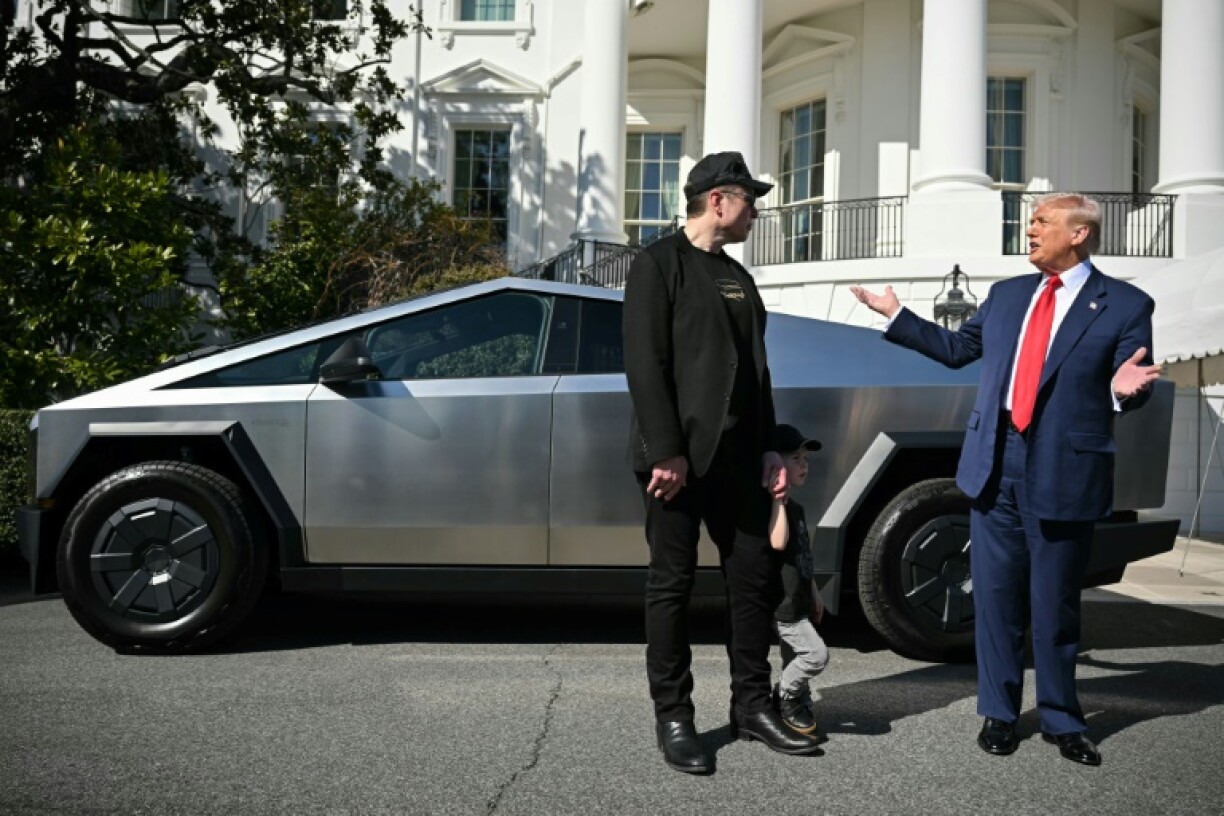 US President Donald Trump (R) with Tesla CEO Elon Musk (L) and a Cybertruck at the White House