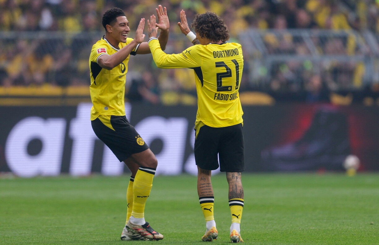 De Fabio Silva feiert den éischte Gol vum BVB mam Jobe Bellingham am Match géint Paderborn.
