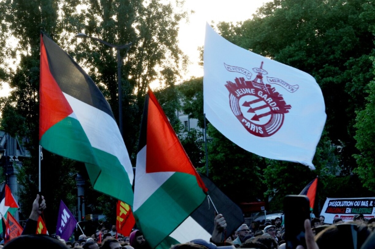 Des drapeaux palestiniens et un drapeau du groupe antifasciste