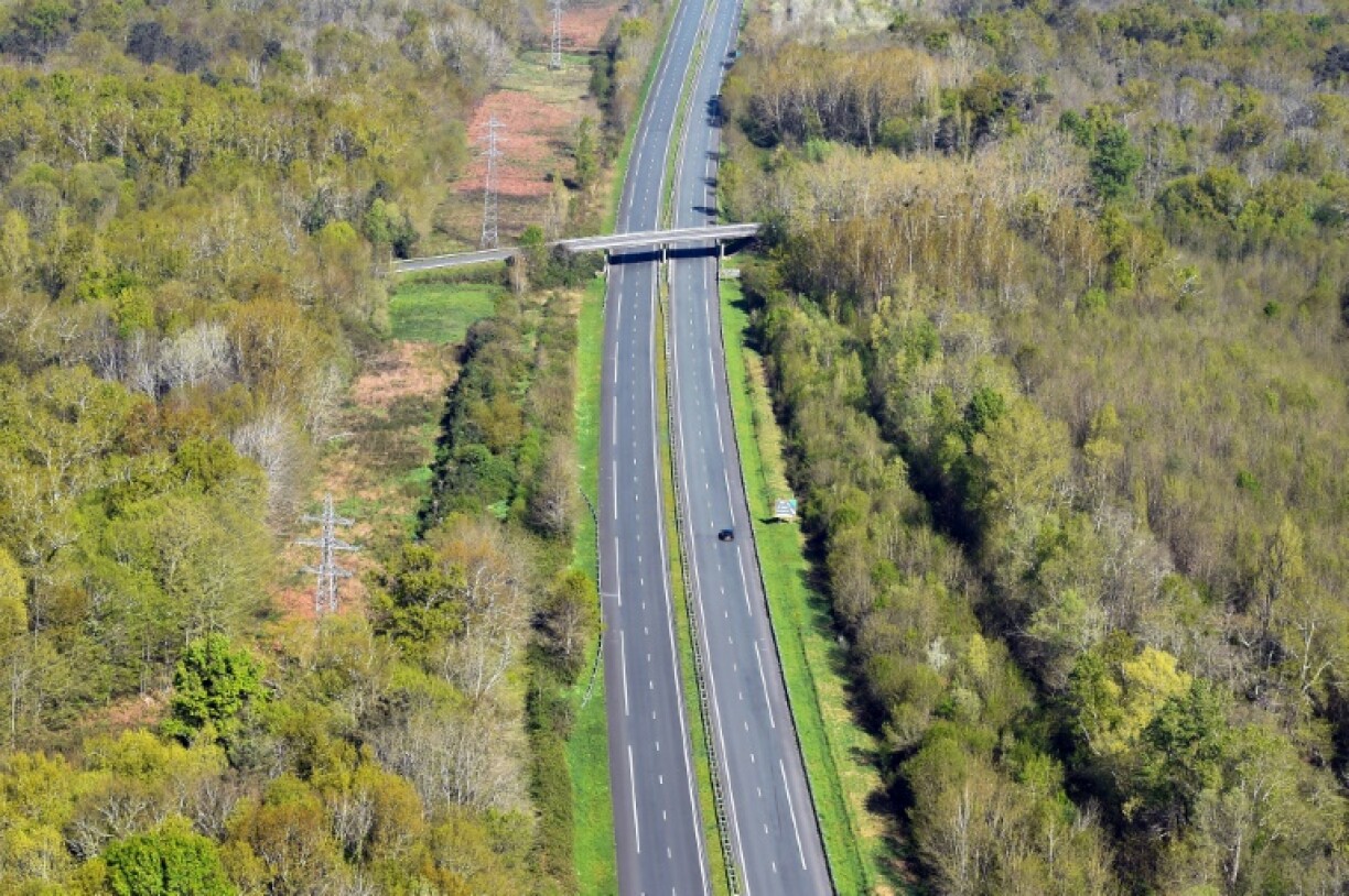 Une vue aérienne de l'autoroute A10 près de Virsac ( Gironde) au 19e jour de confinement national, le 4 avril dernier.