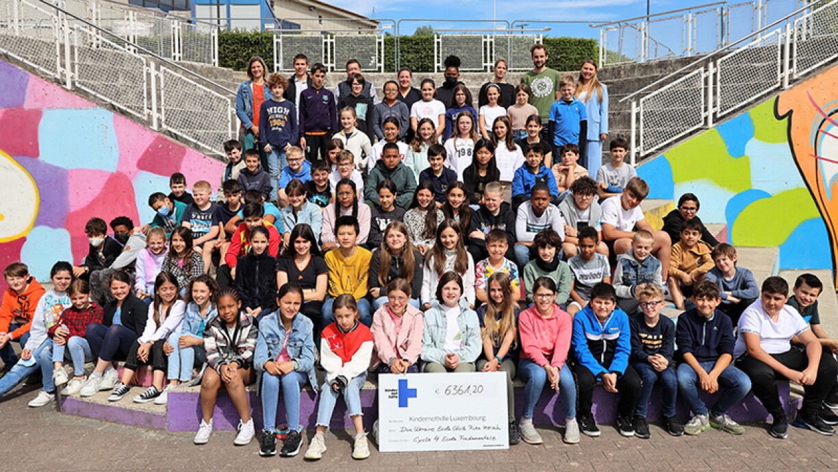 Scheckiwwerreechung Klasse Weyrich, Schaus/De Staercke, Goedert/ Glaesener, Türken, Schmit a Jacoby aus dem Cycle 4 vun der Primärschoul Cécile Ries vu Miersch un d'ONG Kannernouthëllef Lëtzebuerg.