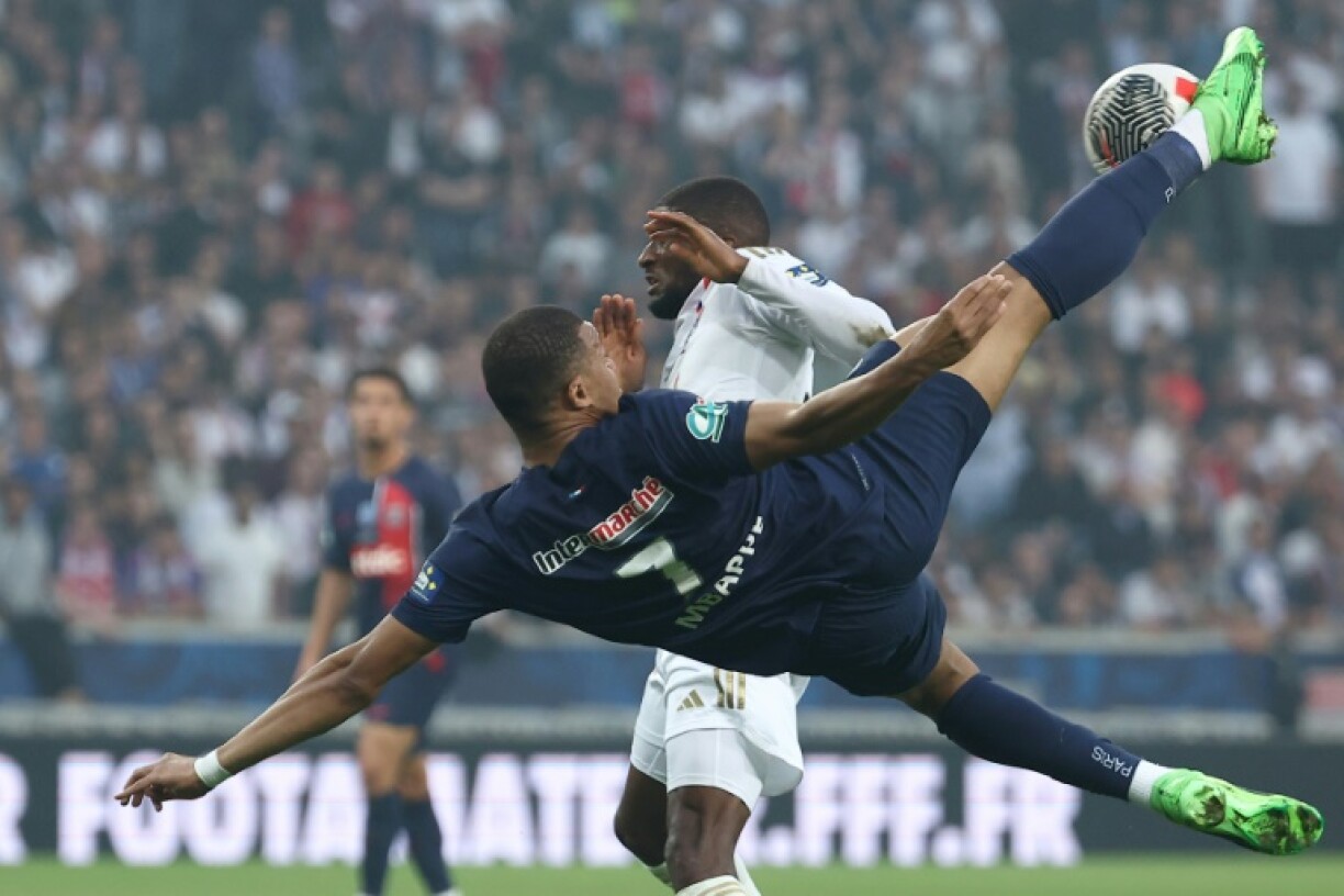 Kylian Mbappé reprend un ballon de volée lors de la finale de la Coupe de France entre les Paris SG et Lyon, le 25 mai 2024 à Villeneuve d'Ascq.