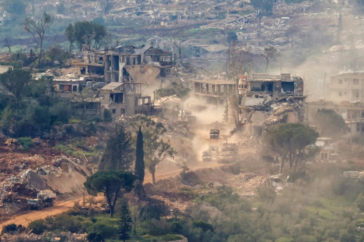 Des chars et des véhicules militaires israéliens parmi des maisons détruites dans le sud du Liban, près de la frontière avec Israël, le 25 avril 2026
