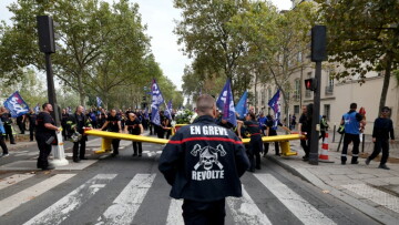 Un pompier portant une inscription "En grève" participe à une manifestation organisée par une large coalition de syndicats, à Paris, le 28 septembre 2026