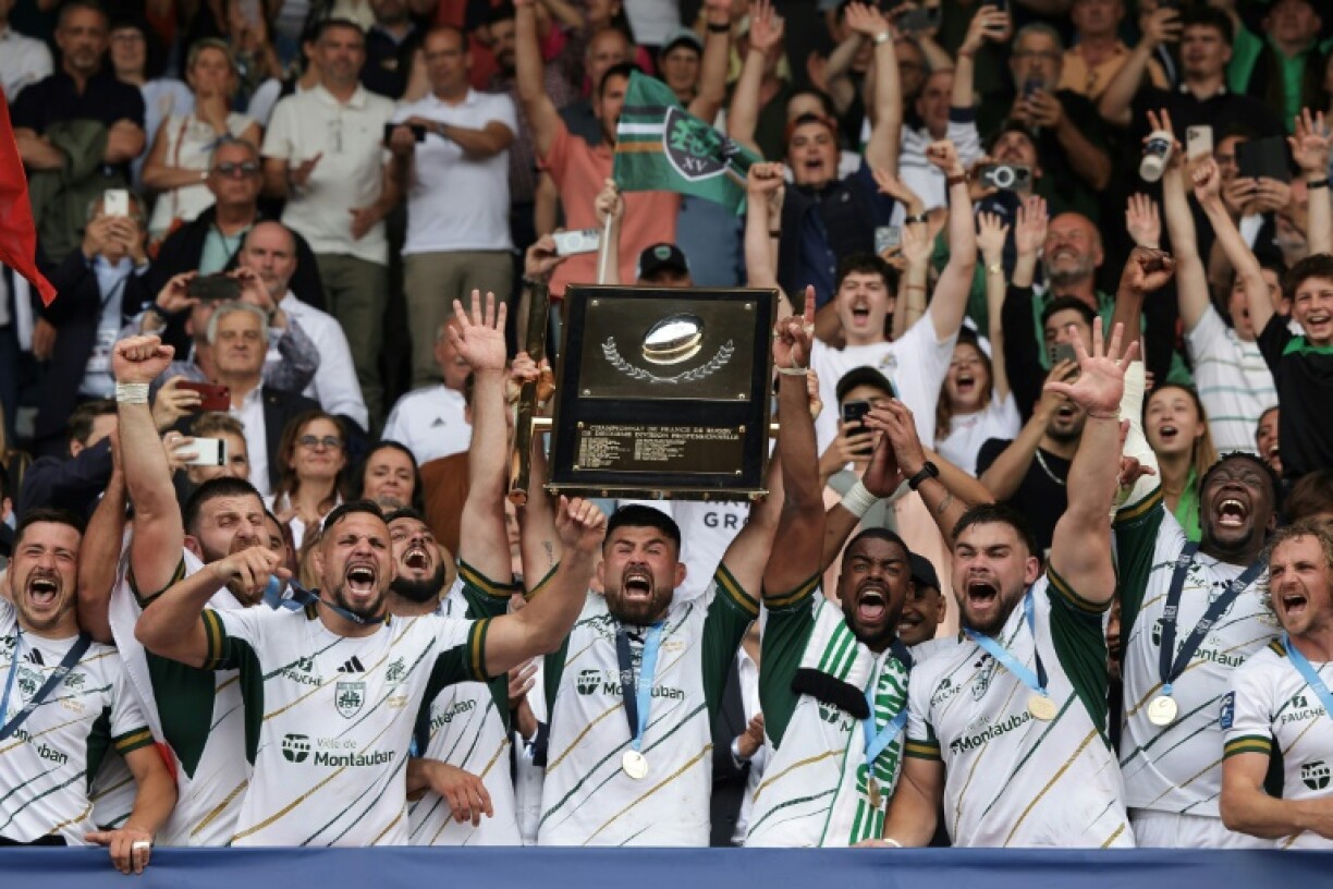 Fred Quercy lifts the Pro D2 trophy last season