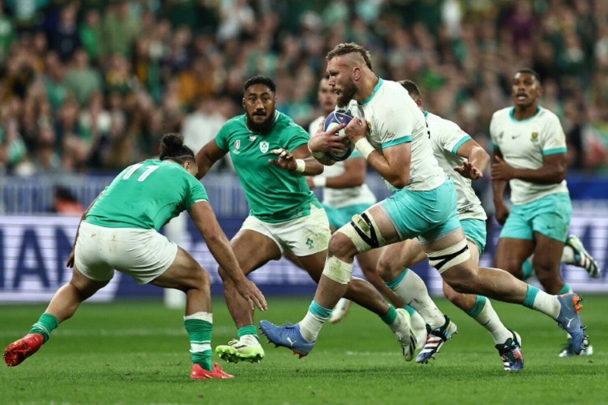 Le deuxième ligne sud-africain RG Snyman, ballon en main, lors de la défaite des Springboks 13-8 face l'Irlande le 23 septembre 2023. Sur le banc au coup d'envoi, il est entré en jeu à la 47e minute